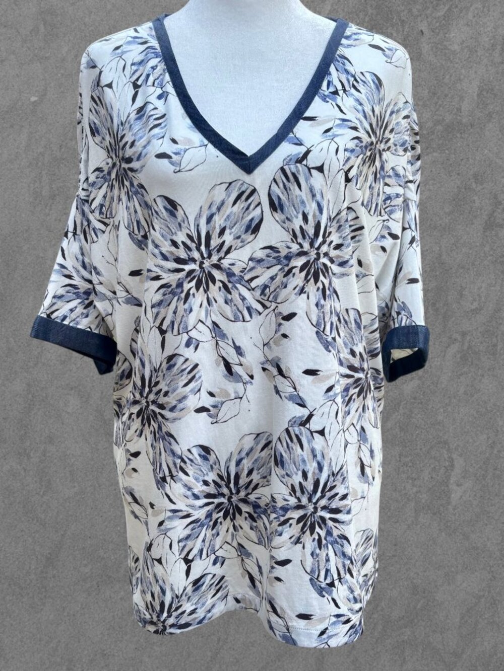 Chico's Floral Bursts Large V-Neck Elbow Sleeves Relaxed Fit Pullover Top Cream